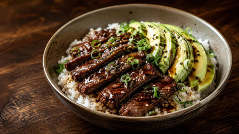 Bols de riz au bœuf teriyaki, avocat et huile de Truffe noire
