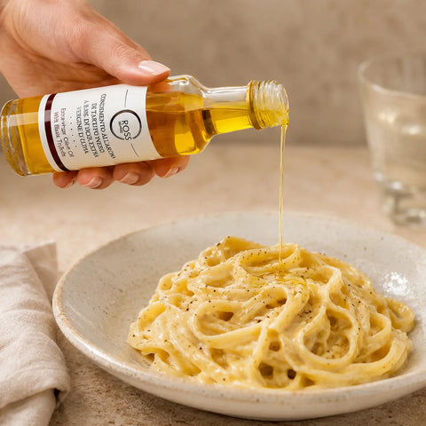 Huile d'olive à la truffe noire arrosant des tagliatelles chaudes et crémeuses