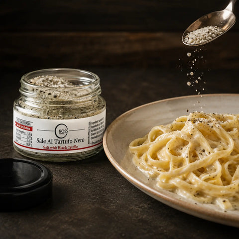 Sel à la truffe noire saupoudré sur des tagliatelles crémeuses chaudes avant de servir
