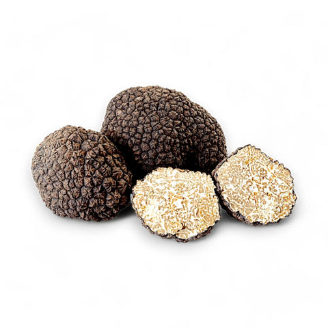 Truffes noires, entières et tranchées.