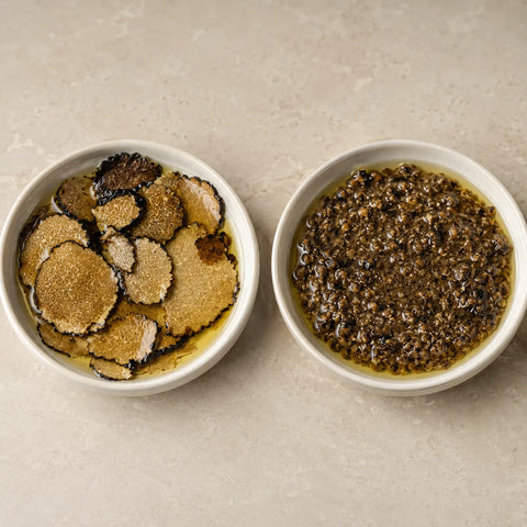 Comparaison côte à côte du carpaccio de truffes d'été à l'huile d'olive et de la truffe d'été hachée à l'huile d'olive dans deux plats blancs