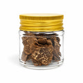 Tranches de truffe de printemps séchées Tuber borchii dans un bocal en verre transparent à couvercle doré