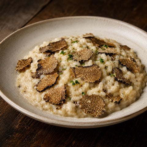 Tranches de truffe d'été réhydratées Tuber aestivum incorporées dans un risotto crémeux