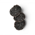 Tranches fraîches Tuber melanosporum présentant un intérieur marbré foncé et une variation de forme naturelle