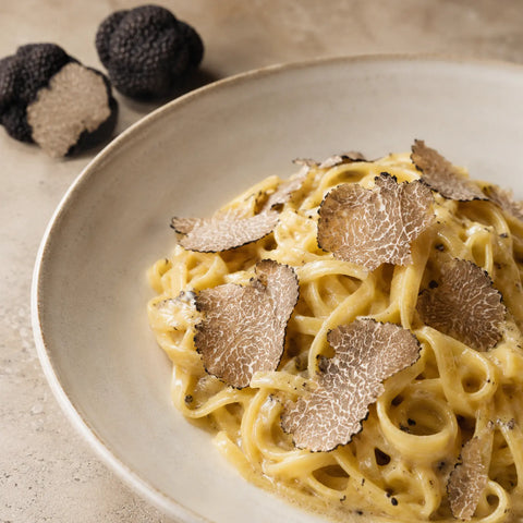 Truffe de Bourgogne fraîche – fines lamelles de Tuber uncinatum sur des tagliolini crémeux