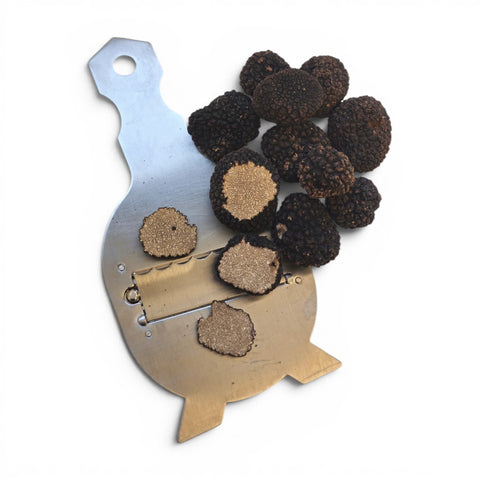 Truffes fraîches de catégorie C Tuber aestivum : spécimens entiers et découpés, coupe-truffe