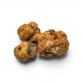 Truffes fraîches de catégorie EXTRA Tuber borchii sur fond blanc, avec une surface coupée apparente montrant l'intérieur