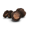 Truffes noires d'hiver entières fraîches Tuber brumale, de catégorie A, disposées sur une surface sombre