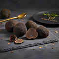 Truffes fraîches Tuber melanosporum de catégorie A révélant un intérieur marbré foncé