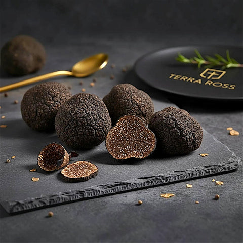Truffes fraîches Tuber melanosporum de catégorie A révélant un intérieur marbré foncé