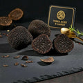Petits spécimens frais Tuber melanosporum présentant une variation naturelle de catégorie B