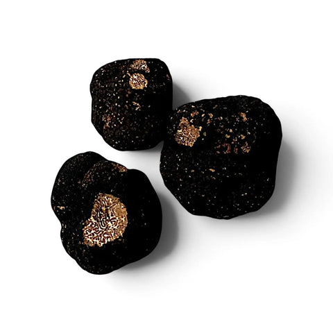 Truffes de Bagnoli entières et coupées Tuber mesentericum, à l'extérieur foncé et à l'intérieur marbré