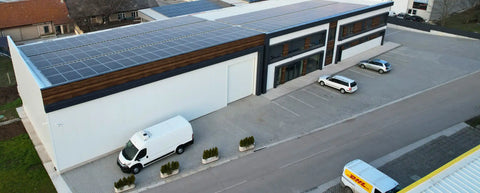 Bâtiment commercial moderne avec panneaux solaires.